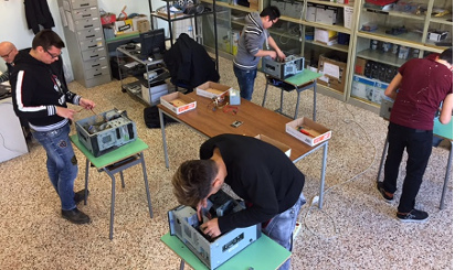 Studenti che assemblano i computer